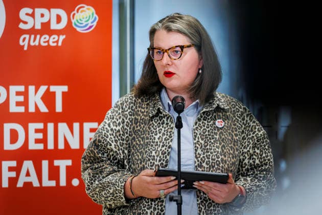 Die stellvertretende Bundesvorsitzende der SPDqueer, Hannah Trulsen aufgenommen im Rahmen eines Pressestatements anlaesslich der Hissung der Progressive-Pride-Flagge am Willy-Brandt-HausBerlin, 24.07.2026.Berlin, 24.07.2026. Berlin Deutschland *** Hannah Trulsen, deputy national chair of SPDqueer, photographed during a press statement on the occasion of the raising of the Progressive Pride flag at the Willy Brandt House, Berlin, July 24, 2026, Berlin, Germany Copyright: xAmreixSchulzx