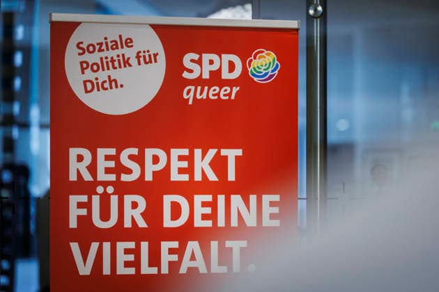 SPDqueer Banner im Willy-Brandt-Haus in Berlin, 24.07.2026. Berlin Deutschland *** SPDqueer banner at the Willy Brandt House in Berlin, July 24, 2026, Berlin, Germany Copyright: xAmreixSchulzx