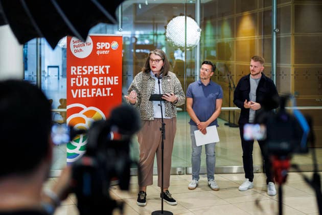 (L-R) Die stellvertretende Bundesvorsitzende der SPDqueer, Hannah Trulsen, der SPD-Generalsekretaer Tim Kluessendorf und der Bundesvorsitzende der Arbeitsgemeinschaft SPDqueer, Oliver Strotzer, aufgenommen im Rahmen eines Pressestatements anlaesslich der Hissung der Progressive-Pride-Flagge am Willy-Brandt-HausBerlin, 24.07.2026. Berlin Deutschland *** L R The deputy federal chair of SPDqueer, Hannah Trulsen, SPD Secretary-General Tim Kluessendorf, and the Federal Chair of the SPDqueer Working Group, Oliver Strotzer, photographed during a press statement on the occasion of the raising of the Progressive Pride flag at the Willy Brandt House, Berlin, July 24, 2026, Berlin, Germany Copyright: xAmreixSchulzx