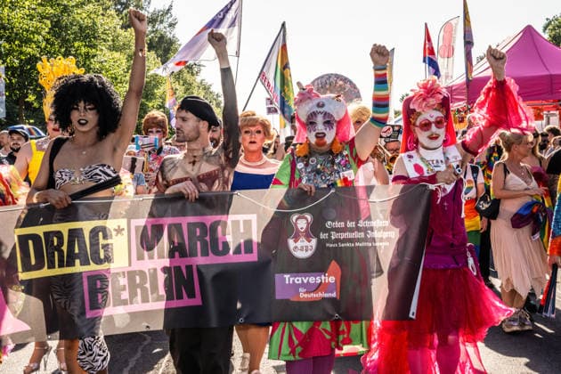 CSD Berlin 2026, Auftakt am Freitag, Drag* March Berlin, gemeinsam mit Travestie für Deutschland, March zum Brandenburger Tor, Motto: Haltung ist hot, Berlin, 24. Juli 2026 Deutschland, Berlin, 24. Juli 2026, CSD Berlin 2026, Auftakt Freitag ab 17 Uhr, Drag* March Berlin, gemeinsam mit Travestie für Deutschland, March vom Platz der Republik zum Brandenburger Tor, CSD-Motto: Haltung ist hot, heute am Freitag lag die Temperatur bei 23 Grad, morgen am Samstag werden es 27 Grad, Christopher Street Day, 1. Tag des Berliner CSD-Wochenendes, Demonstration der queeren Community für gleiche Rechte und gesellschaftliche Akzeptanz, Community, Solidarität, Vielfalt, Demonstration, Freitagnachmittag ab 17 Uhr, feiern, *** CSD Berlin 2026, Kickoff on