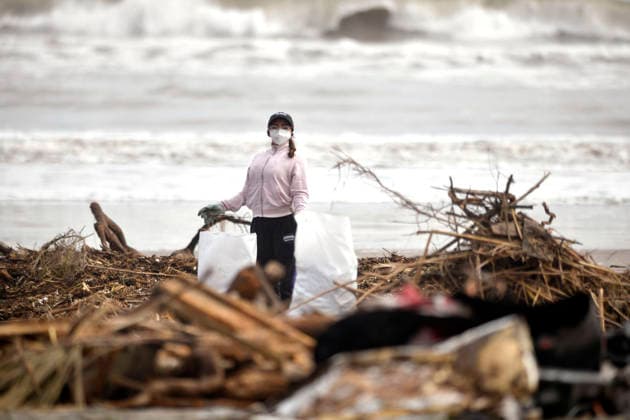 La Serena, July 24, 2026 Volunteers and municipal officials are cleaning up the coastline in La Serena and Coquimbo following the debris and trash left behind by the recent storm that hit the region. Alejandro Pizarro Aton, Chile, CHILE Aton 1175002  Copyright: AlejandroxPizarro AtonxChile