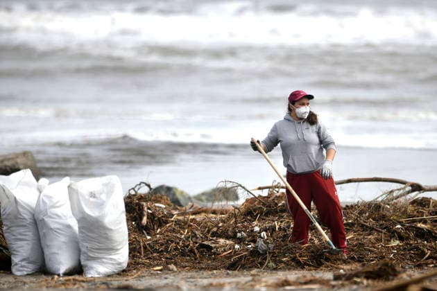La Serena, July 24, 2026 Volunteers and municipal officials are cleaning up the coastline in La Serena and Coquimbo following the debris and trash left behind by the recent storm that hit the region. Alejandro Pizarro Aton Chile, CHILE Aton 1175003  Copyright: AlejandroxPizarro AtonxChile