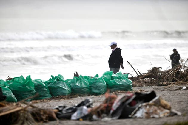 La Serena, July 24, 2026 Volunteers and municipal officials are cleaning up the coastline in La Serena and Coquimbo following the debris and trash left behind by the recent storm that hit the region. Alejandro Pizarro Aton Chile, CHILE Aton 1175005  Copyright: AlejandroxPizarro AtonxChile