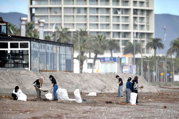 La Serena, July 24, 2026 Volunteers and municipal officials are cleaning up the coastline in La Serena and Coquimbo following the debris and trash left behind by the recent storm that hit the region. Alejandro Pizarro Aton Chile, CHILE Aton 1175007  Copyright: AlejandroxPizarro AtonxChile