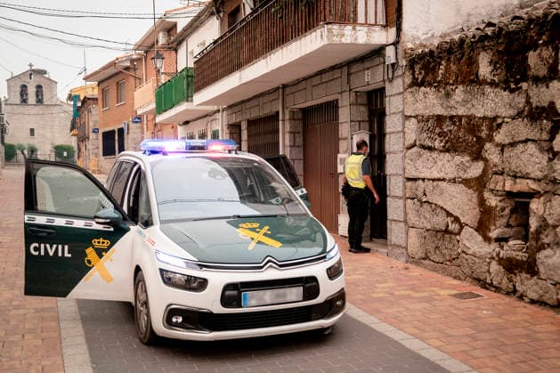 Wildfires in the Community of Madrid have merged into a single front, and a third front is being monitored from Ávila. Residents evacuated on July 24, 2026, in Fresnedillas de la Oliva, Madrid, Spain. The wildfires affecting the Community of Madrid continue to spread unchecked and have merged into a single fire, while in Ávila, the Burgohondo fire is also spreading unchecked, forcing the central government to declare a national emergency on a day when weather forecasts of strong gusts of wind are hampering firefighting efforts. So far, 9,000 hectares have been burned in Ávila and another 6,000 in Madrid. JULY 24, 2026 FIRE UME SMOKE FOREST FIRES FIREFIGHTERS CIVIL GUARD EVACUATION ON FOOT Fresnedillas de la Oliva Madrid Fresnedillas de la  Copyright: xA.xPÃ rezxMecax 7685405