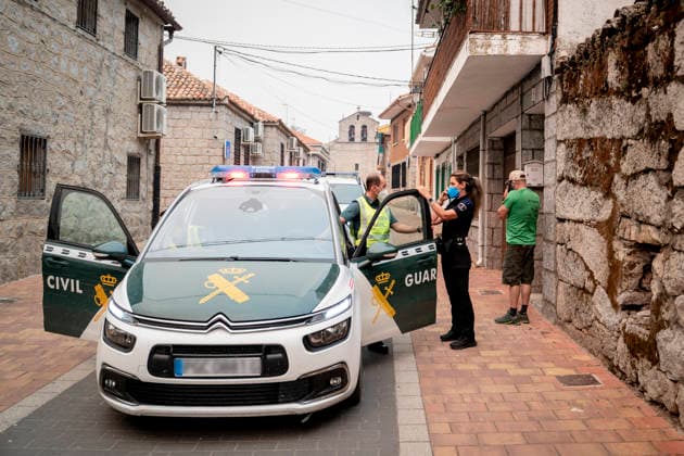 Wildfires in the Community of Madrid have merged into a single front, and a third front is being monitored from Ávila. Residents evacuated on July 24, 2026, in Fresnedillas de la Oliva, Madrid, Spain. The wildfires affecting the Community of Madrid continue to spread unchecked and have merged into a single fire, while in Ávila, the Burgohondo fire is also spreading unchecked, forcing the central government to declare a national emergency on a day when weather forecasts of strong gusts of wind are hampering firefighting efforts. So far, 9,000 hectares have been burned in Ávila and another 6,000 in Madrid. JULY 24, 2026 FIRE UME SMOKE FOREST FIRES FIREFIGHTERS CIVIL GUARD EVACUATION ON FOOT Fresnedillas de la Oliva Madrid Fresnedillas de la  Copyright: xA.xPÃ rezxMecax 7685406