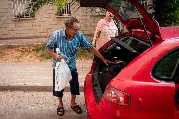 The wildfires in the Community of Madrid have merged into a single front, and a third front is being monitored from Ávila. Mohamed and Asha, the last two residents to be evacuated, on July 24, 2026, in Chapinería, Madrid, Spain. The fires affecting the Community of Madrid continue to spread unchecked and have merged into a single fire, while in Ávila, the Burgohondo fire is also spreading unchecked, forcing the central government to declare a national emergency on a day when weather forecasts of strong gusts of wind are hampering firefighting efforts. So far, 9,000 hectares have been burned in Ávila and another 6,000 in Madrid. JULY 24, 2026 FIRE UME SMOKE FOREST FIRES FIREFIGHTERS CIVIL GUARD EVACUATION ON FOOT Chapinería Madrid Chapinerí  Copyright: xA.xPÃ rezxMecax 7685408