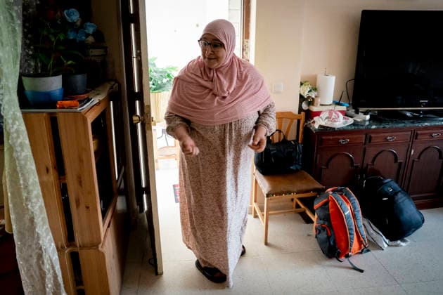 The wildfires in the Community of Madrid have merged into a single front, and a third front is being monitored from Ávila. Asha, the last resident to be evacuated, thanks to Mohamed, on July 24, 2026, in Chapinería, Madrid, Spain. The fires affecting the Community of Madrid continue to spread unchecked and have merged into a single fire, while in Ávila, the Burgohondo fire is also spreading unchecked, forcing the central government to declare a national emergency on a day when weather forecasts of strong gusts of wind are hampering firefighting efforts. So far, 9,000 hectares have been burned in Ávila and another 6,000 in Madrid. JULY 24, 2026 FIRE UME SMOKE FOREST FIRES FIREFIGHTERS CIVIL GUARD EVACUATION ON FOOT Chapinería Madrid Chapine  Copyright: xA.xPÃ rezxMecax 7685413