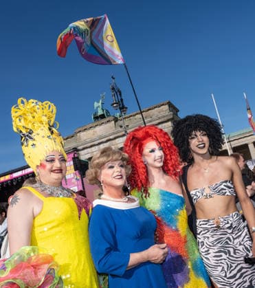CSD Berlin 2026, Auftakt am Freitag ab 17 Uhr, Teilnehmer des Drag March Berlin vor dem Brandenburger Tor, Berlin, 24. Juli 2026 Deutschland, Berlin, 24. Juli 2026, CSD Berlin 2026, Auftakt Freitag ab 17 Uhr, Teilnehmer des Drag March Berlin, gemeinsam mit Travestie für Deutschland, Ankunft am Brandenburger Tor, Progress Pride Flag weht über den Köpfen, CSD-Motto: Haltung ist hot, Christopher Street Day, 1. Tag des Berliner CSD-Wochenendes, Demonstration der queeren Community für gesellschaftliche Vielfalt und Demokratie, Community, Solidarität, Vielfalt, Demonstration, Freitagnachmittag ab 17 Uhr, feiern, *** CSD Berlin 2026, kickoff on Friday at 5 p.m., participants in the Drag March Berlin in front of the Brandenburg Gate, Berlin, J