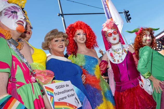 CSD Berlin 2026, Auftakt am Freitag ab 17 Uhr, Teilnehmer des Drag March Berlin vor dem Brandenburger Tor, Berlin, 24. Juli 2026 Deutschland, Berlin, 24. Juli 2026, CSD Berlin 2026, Auftakt Freitag ab 17 Uhr, Teilnehmer des Drag March Berlin vor dem Brandenburger Tor, Schild: Gegen die Frühnazifizierung unserer Kinder, CSD-Motto: Haltung ist hot, Christopher Street Day, 1. Tag des Berliner CSD-Wochenendes, Demonstration der queeren Community für gesellschaftliche Vielfalt und Demokratie, Community, Solidarität, Vielfalt, Demonstration, Freitagnachmittag ab 17 Uhr, feiern, *** CSD Berlin 2026, kicks off Friday at 5 p.m., participants in the Drag March Berlin in front of the Brandenburg Gate, Berlin, July 24, 2026, Germany, Berlin, July 24