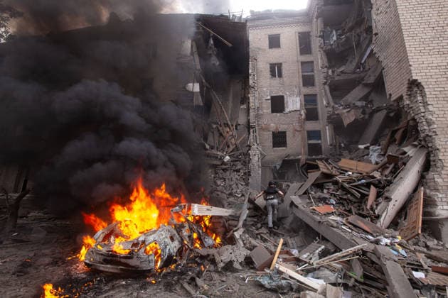 Russian airstrike hit Sloviansk SLOVIANSK, UKRAINE - JULY 24: A car burns next to a destroyed building following a Russian airstrike in Sloviansk, Ukraine, on July 24, 2026. Francisco Richart Anadolu Sloviansk Ukraine. Editorial use only. Please get in touch for any other usage.  Copyright: x2026xAnadoluxFranciscoxRichartx