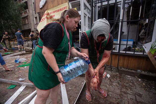 Russian airstrike hit Sloviansk SLOVIANSK, UKRAINE - JULY 24: (EDITOR S NOTE: Image depicts graphic content) A shop worker pours water on the arm of an injured co-worker to wash away blood following a Russian airstrike in Sloviansk, Ukraine, on July 24, 2026. Francisco Richart Anadolu Sloviansk Ukraine. Editorial use only. Please get in touch for any other usage.  Copyright: x2026xAnadoluxFranciscoxRichartx