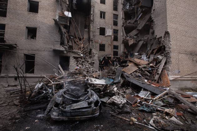 Russian airstrike hit Sloviansk SLOVIANSK, UKRAINE - JULY 24: An emergency services team searches for a survivor among the ruins of a destroyed building following a Russian airstrike in Sloviansk, Ukraine, on July 24, 2026. Francisco Richart Anadolu Sloviansk Ukraine. Editorial use only. Please get in touch for any other usage.  Copyright: x2026xAnadoluxFranciscoxRichartx