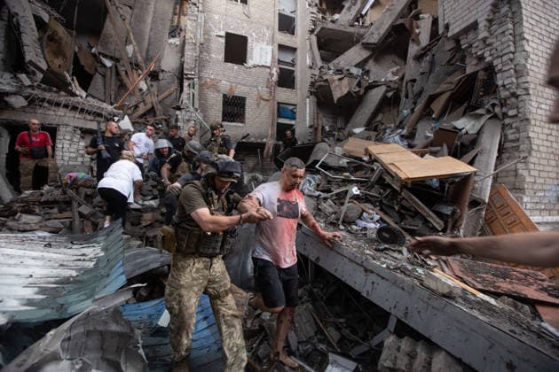 Russian airstrike hit Sloviansk SLOVIANSK, UKRAINE - JULY 24: (EDITOR S NOTE: Image depicts graphic content) An injured resident walks through the debris assisted by an emergency worker after being rescued from the rubble of a destroyed building following a Russian airstrike in Sloviansk, Ukraine, on July 24, 2026. Francisco Richart Anadolu Sloviansk Ukraine. Editorial use only. Please get in touch for any other usage.  Copyright: x2026xAnadoluxFranciscoxRichartx