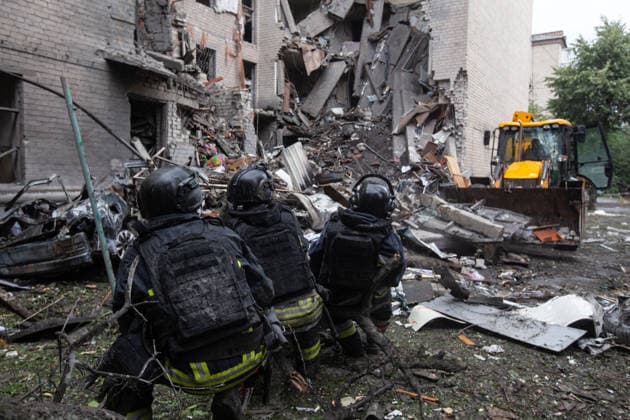 Russian airstrike hit Sloviansk SLOVIANSK, UKRAINE - JULY 24: Firefighters take a break sitting on a fallen tree after operating at a collapsed and destroyed building following a Russian airstrike in Sloviansk, Ukraine, on July 24, 2026. Francisco Richart Anadolu Sloviansk Ukraine. Editorial use only. Please get in touch for any other usage.  Copyright: x2026xAnadoluxFranciscoxRichartx