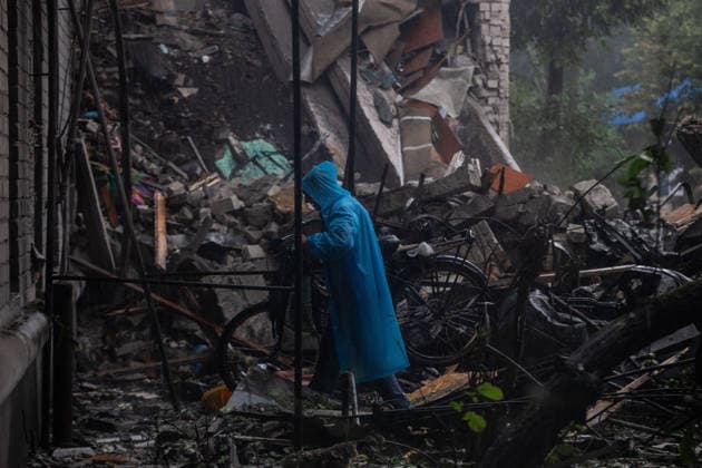 Russian airstrike hit Sloviansk SLOVIANSK, UKRAINE - JULY 24: A view of a resident with a bicycle in the middle of a destroyed building following a Russian airstrike in Sloviansk, Ukraine, on July 24, 2026. Francisco Richart Anadolu Sloviansk Ukraine. Editorial use only. Please get in touch for any other usage.  Copyright: x2026xAnadoluxFranciscoxRichartx
