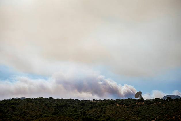 The fires in the Community of Madrid have merged into a single front, and a third front is being monitored from Ávila. Smoke from a nearby fire drifts over a NASA antenna on July 24, 2026, in Robledo de Chavela, Madrid, Spain. The fires affecting the Community of Madrid continue to spread unchecked and have merged into a single fire, while in Ávila, the Burgohondo fire is also advancing unchecked, forcing the central government to declare a national emergency on a day when weather forecasts of strong gusts of wind are hampering firefighting efforts. So far, 9,000 hectares have been burned in Ávila and another 6,000 in Madrid. JULY 24, 2026 FIRE UME SMOKE FOREST FIRES FIREFIGHTERS CIVIL GUARD EVACUATION NASA ANTENNA SPACE STATION DEEP SPACE  Copyright: xGabrixSolerax 7685552