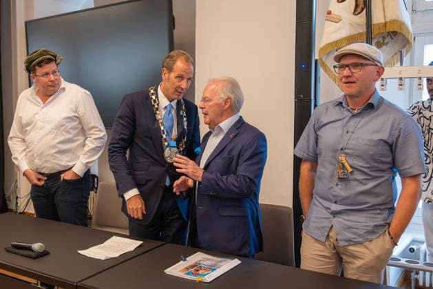 Ravensburg Rutenfesteroeffnung in Ravensburg 24.07.2026 Ravensburg, Baden Wuerttemberg, Deutschland. Oberbuergermeister Dr Daniel Rapp unterhaelt sich vor der Insignienuebergabe im Schwoersaal mit Heribert Bosslet, Zweiter Vorsitzender der Rutenfestkommission Ravensburg. 24.07.2026. Editorial use only. Foto Eibner Pressefoto Eky Eibner *** Ravensburg Rutenfest Opening in Ravensburg, July 24, 2026 Ravensburg, Baden-Württemberg, Germany Mayor Dr. Daniel Rapp speaks with Heribert Bosslet in the Schwoersaal before the handover of the insignia, Vice Chair of the Rutenfest Committee, Ravensburg, July 24, 2026. For editorial use only. Photo: Eibner Press Photo. Eky Eibner Copyright: xEibner-Pressefotox EP_EER
