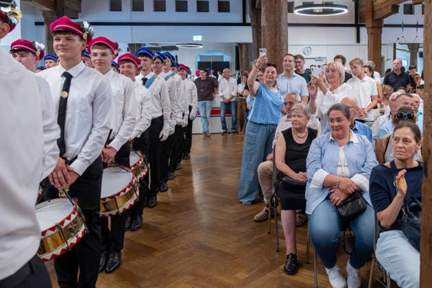 Ravensburg Rutenfesteroeffnung in Ravensburg 24.07.2026 Ravensburg, Baden Wuerttemberg, Deutschland. Mitglieder des Trommlerkorps der Ravensburger Gymnasien stehen beim Auftakt des Rutenfestes im Schwoersaal in Ravensburg angetreten, waehrend Publikum die Szene mit Smartphones festhaelt. 24.07.2026. Editorial use only. Foto Eibner Pressefoto Eky Eibner *** Ravensburg Rutenfest Opening in Ravensburg, July 24, 2026, Ravensburg, Baden-Württemberg, Germany Members of the Ravensburg high schools’ drum corps are lined up at the start of the Rutenfest in the Schwoersaal in Ravensburg, while the audience captures the scene with their smartphones, July 24, 2026. For editorial use only. Photo: Eibner Press Photo. Eky Eibner Copyright: xEibner-Pressefotox EP_EER