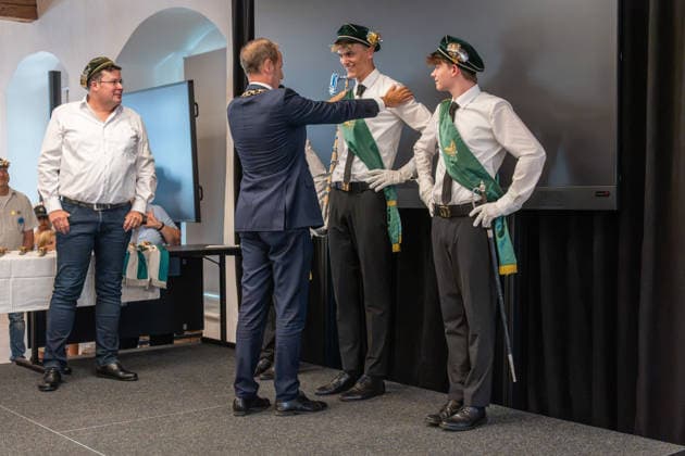 Ravensburg Rutenfesteroeffnung in Ravensburg 24.07.2026 Ravensburg, Baden Wuerttemberg, Deutschland. Oberbuergermeister Dr Daniel Rapp bei der Insignienuebergabe an Mitglieder des Trommlerkorps der Ravensburger Gymnasien zum Auftakt des Rutenfestes im Schwoersaal in Ravensburg. 24.07.2026. Editorial use only. Foto Eibner Pressefoto Eky Eibner *** Ravensburg Rutenfest Opening Ceremony in Ravensburg, July 24, 2026; Ravensburg, Baden-Württemberg, Germany: Mayor Dr. Daniel Rapp presenting insignia to members of the Ravensburg high school drum corps at the start of the Rutenfest in the Schwoersaal in Ravensburg on July 24, 2026. For editorial use only. Photo: Eibner Press Photo. Eky Eibner Copyright: xEibner-Pressefotox EP_EER