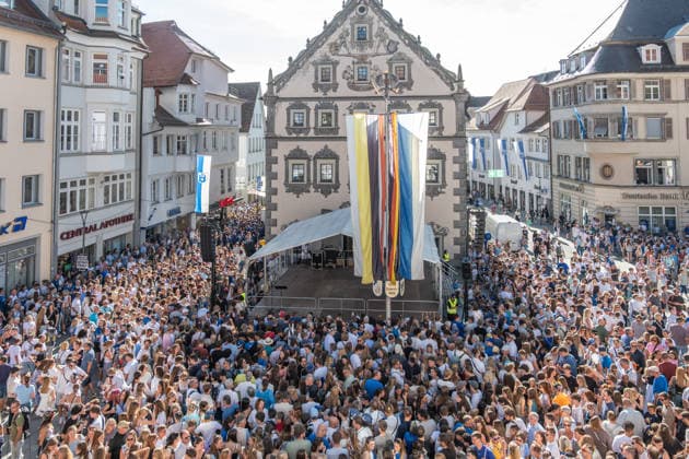 Ravensburg Rutenfesteroeffnung in Ravensburg 24.07.2026 Ravensburg, Baden Wuerttemberg, Deutschland. Menschenmassen versammeln sich vor der Buehne am Lederhaus auf dem Marienplatz vor Beginn der Rutenfesteroeffnung in Ravensburg. 24.07.2026. Editorial use only. Foto Eibner Pressefoto Eky Eibner *** Ravensburg Rutenfest Opening in Ravensburg, July 24, 2026, Ravensburg, Baden-Württemberg, Germany Crowds gather in front of the stage at the Lederhaus on Marienplatz before the start of the Rutenfest opening in Ravensburg on July 24, 2026. For editorial use only. Photo: Eibner Press Photo. Eky Eibner Copyright: xEibner-Pressefotox EP_EER