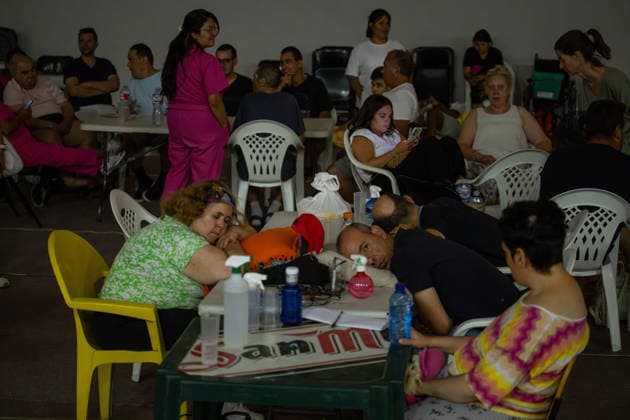 July 24, 2026, Madrid, Madrid, Spain: Nearly 1,000 people evacuated due to a wave of wildfires in the southwest of the Madrid region spend the night sheltered at the Villamanta municipal sports center, hastily converted into an emergency reception facility. Madrid Spain - ZUMAd308 20260724_zsp_d308_006 Copyright: xJuanxCarlosxLucasx