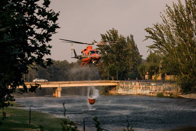 Evacuation Ordered for Cebreros, Hoyo de Pinares, and Burgohondo; Navaluenga Placed Under Lockdown Due to the Ávila Wildfire A helicopter scooping water from the river on July 24, 2026, in Navaluenga, Ávila, Castile and León, Spain. The Government Delegation has ordered the lockdown of the town of Navaluenga, as well as the partial evacuation of Cebreros and the municipalities of Hoyo de Pinares and Burgohondo, due to the spread of the wildfire that originated in the municipality of Burgohondo. Specifically, in Cebreros, it has been decided to confine residents to the town center and evacuate homes in the front line. Meanwhile, the evacuation of affected residents from Hoyo de Pinares has been routed toward Ávila via Navalperal, while the  Copyright: xCarlosxLujanx 7685918