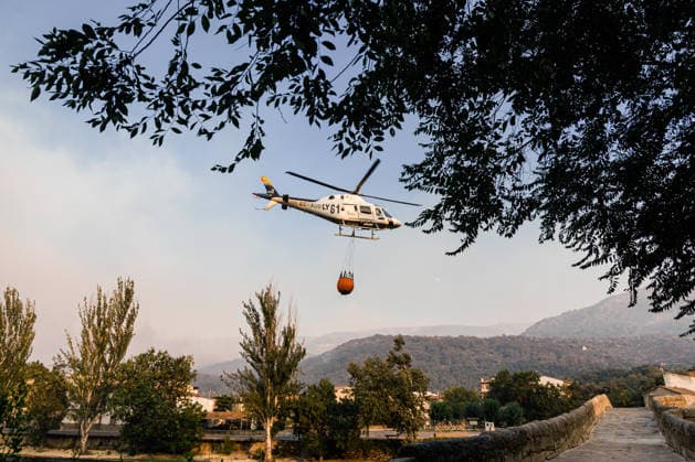 Evacuation Ordered for Cebreros, Hoyo de Pinares, and Burgohondo; Navaluenga Placed Under Lockdown Due to the Ávila Wildfire A helicopter scooping water from the river on July 24, 2026, in Navaluenga, Ávila, Castile and León, Spain. The Government Delegation has ordered the lockdown of the town of Navaluenga, as well as the partial evacuation of Cebreros and the municipalities of Hoyo de Pinares and Burgohondo, due to the spread of the wildfire that originated in the municipality of Burgohondo. Specifically, in Cebreros, it has been decided to confine residents to the town center and evacuate homes in the front line. Meanwhile, the evacuation of affected residents from Hoyo de Pinares has been routed toward Ávila via Navalperal, while the  Copyright: xCarlosxLujanx 7685919