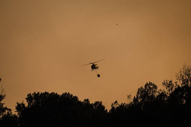 Evacuation Ordered for Cebreros, Hoyo de Pinares, and Burgohondo; Navaluenga Placed Under Lockdown Due to the Fire in Ávila A helicopter is assisting with firefighting efforts on July 24, 2026, in Navaluenga, Ávila, Castile and León, Spain. The Government Delegation has ordered the lockdown of the town of Navaluenga, as well as the partial evacuation of Cebreros and the municipalities of Hoyo de Pinares and Burgohondo, due to the spread of the wildfire that originated in the municipality of Burgohondo. Specifically, in Cebreros, it has been determined that the town center will be placed under lockdown, along with the evacuation of homes in the front line. Meanwhile, the evacuation of affected residents of Hoyo de Pinares has been routed to  Copyright: xCarlosxLujanx 7685921