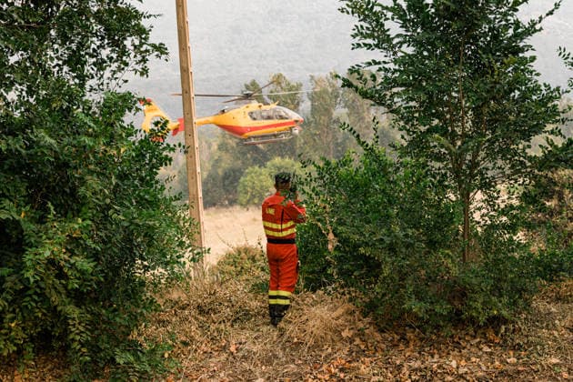 Evacuation Ordered for Cebreros, Hoyo de Pinares, and Burgohondo; Navaluenga Placed Under Lockdown Due to the Fire in Ávila A helicopter is assisting with firefighting efforts on July 24, 2026, in Navaluenga, Ávila, Castile and León, Spain. The Government Delegation has ordered the lockdown of the town of Navaluenga, as well as the partial evacuation of Cebreros and the municipalities of Hoyo de Pinares and Burgohondo, due to the spread of the wildfire that originated in the municipality of Burgohondo. Specifically, in Cebreros, it has been determined that the town center will be placed under lockdown, along with the evacuation of homes in the front line. Meanwhile, the evacuation of affected residents of Hoyo de Pinares has been routed to  Copyright: xCarlosxLujanx 7685922