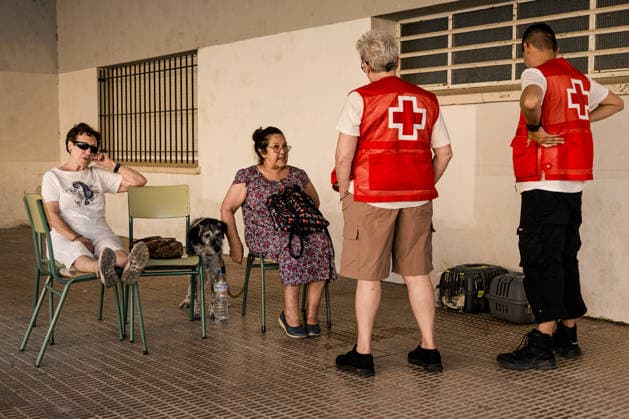 Evacuation Ordered for Cebreros, Hoyo de Pinares, and Burgohondo; Navaluenga Placed Under Lockdown Due to the Fire in Ávila Several residents evacuated as of July 24, 2026, in Navaluenga, Ávila, Castile and León, Spain. The Government Delegation has ordered the lockdown of the town of Navaluenga, as well as the partial evacuation of Cebreros and the municipalities of Hoyo de Pinares and Burgohondo, due to the spread of the wildfire that originated in the municipality of Burgohondo. Specifically, in Cebreros, it has been decided to confine residents to the town center and evacuate homes in the front line. Meanwhile, the evacuation of affected residents from Hoyo de Pinares has been routed toward Ávila via Navalperal, while the evacuation of  Copyright: xCarlosxLujanx 7685945