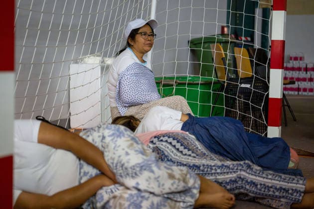 July 24, 2026, Madrid, Madrid, Spain: Nearly 1,000 people evacuated due to a wave of wildfires in the southwest of the Madrid region spend the night sheltered at the Villamanta municipal sports center, hastily converted into an emergency reception facility. Madrid Spain - ZUMAd308 20260724_zsp_d308_016 Copyright: xJuanxCarlosxLucasx