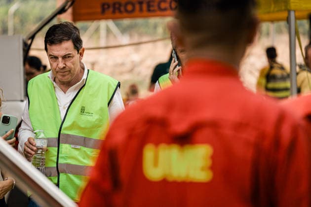 Evacuation Ordered for Cebreros, Hoyo de Pinares, and Burgohondo; Navaluenga Placed Under Lockdown Due to the Ávila Wildfire The president of Castile and León, Alfonso Fernández Manueco, at the Forward Command Post, on July 24, 2026, in Navaluenga, Ávila, Castile and León, Spain. The Government Delegation has ordered a lockdown of the town of Navaluenga, as well as the partial evacuation of Cebreros and the municipalities of Hoyo de Pinares and Burgohondo, due to the spread of the wildfire that originated in the municipality of Burgohondo. Specifically, in Cebreros, it has been determined that the town center will be placed under lockdown, along with the evacuation of homes in the front line. Meanwhile, the evacuation of affected residents  Copyright: xCarlosxLujanx 7685957