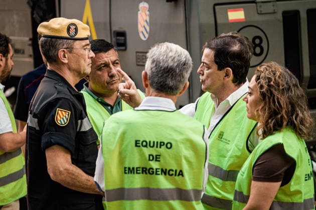 Evacuation Orders Issued for Cebreros, Hoyo de Pinares, and Burgohondo; Navaluenga Placed Under Lockdown Due to the Ávila Fire. The President of Castile and León, Alfonso Fernández Manueco, speaks with Lieutenant General Francisco Javier Marcos Izquierdo i of the UME, Francisco Javier Marcos Izquierdo, at the Forward Command Post on July 24, 2026, in Navaluenga, Ávila, Castile and León, Spain. The Government Delegation has ordered the lockdown of the town of Navaluenga, as well as the partial evacuation of Cebreros and the municipalities of Hoyo de Pinares and Burgohondo, due to the spread of the wildfire that originated in the municipality of Burgohondo. Specifically, in Cebreros, it has been determined that the town center will be placed  Copyright: xCarlosxLujanx 7685959