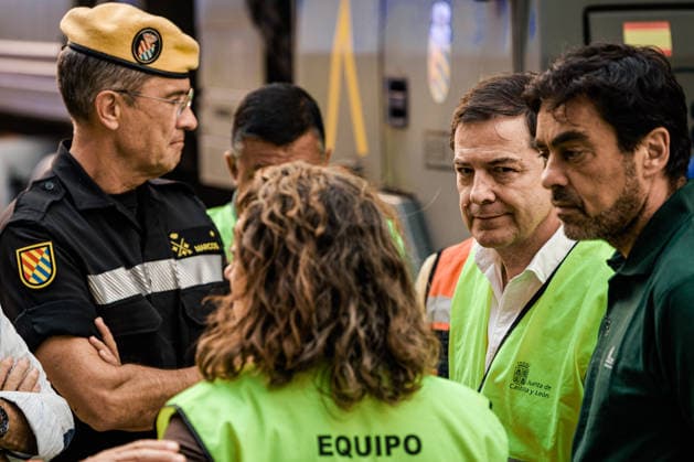 Evacuation Orders Issued for Cebreros, Hoyo de Pinares, and Burgohondo; Navaluenga Placed Under Lockdown Due to the Ávila Fire. The President of Castile and León, Alfonso Fernández Manueco, speaks with Lieutenant General Francisco Javier Marcos Izquierdo i of the UME, Francisco Javier Marcos Izquierdo, at the Forward Command Post on July 24, 2026, in Navaluenga, Ávila, Castile and León, Spain. The Government Delegation has ordered the lockdown of the town of Navaluenga, as well as the partial evacuation of Cebreros and the municipalities of Hoyo de Pinares and Burgohondo, due to the spread of the wildfire that originated in the municipality of Burgohondo. Specifically, in Cebreros, it has been determined that the town center will be placed  Copyright: xCarlosxLujanx 7685960
