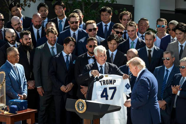 July 24, 2026, Washington, Dc, United States: Mark Walter, owner of the Los Angeles Dodgers, presents a team jersey to U.S. President Donald Trump, during a celebration of their 2025 MLB World Series championship, at the Rose Garden of the White House, July 23, 2026, in Washington, D.C. Washington United States - ZUMAp138 20260724_zaa_p138_057 Copyright: xMollyxRiley WhitexHousex