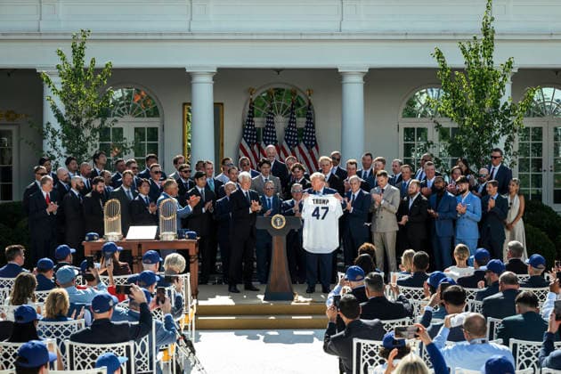 July 24, 2026, Washington, Dc, United States: U.S. President Donald Trump, holds up a team jersey during a celebration of the Los Angeles Dodgers, 2025 MLB World Series championship, at the Rose Garden of the White House, July 23, 2026, in Washington, D.C. Washington United States - ZUMAp138 20260724_zaa_p138_056 Copyright: xJoycexN.xBoghosian WhitexHousex