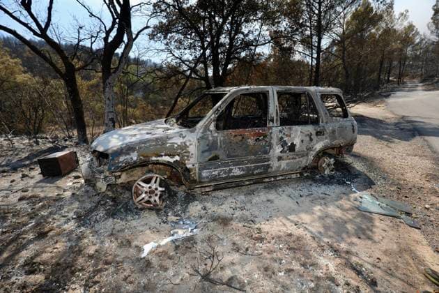 VAR ON FIRE IN COTIGNAC PHOTOPQR NICE MATIN LUC BOUTRIA 07 24 2026 Photo by Luc Boutria, Nice Matin, Varmatin VAR ON FIRE IN COTIGNAC RESIDENTS SHOW SOLIDARITY WITH FIREFIGHTERS Major forest fires are currently burning in France, such as here in the south, in the Var department, France  Copyright: xPHOTOPQR NICExMATIN MAXPPPxBOUTRIAxLUCx 20260724NIM8634 20260724NIM8634