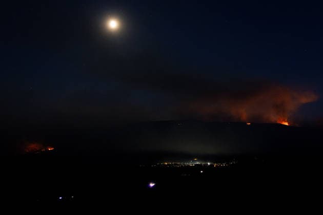 Evacuation Ordered for Cebreros, Hoyo de Pinares, and Burgohondo; Navaluenga Placed Under Lockdown Due to the Ávila Wildfire Nighttime view of the wildfire on July 24, 2026, in Navaluenga, Ávila, Castile and León, Spain. The Government Delegation has ordered the lockdown of the town of Navaluenga, as well as the partial evacuation of Cebreros and the municipalities of Hoyo de Pinares and Burgohondo, due to the spread of the wildfire that originated in the municipality of Burgohondo. Specifically, in Cebreros, it has been determined that the town center will be placed under lockdown, along with the evacuation of homes in the front line. Meanwhile, the evacuation of affected residents of Hoyo de Pinares has been routed toward Ávila via Naval  Copyright: xCarlosxLujanx 7686283