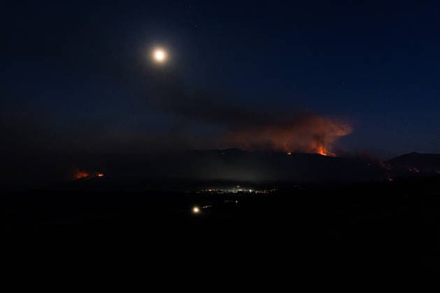 Evacuation Ordered for Cebreros, Hoyo de Pinares, and Burgohondo; Navaluenga Placed Under Lockdown Due to the Ávila Wildfire Nighttime view of the wildfire on July 24, 2026, in Navaluenga, Ávila, Castile and León, Spain. The Government Delegation has ordered the lockdown of the town of Navaluenga, as well as the partial evacuation of Cebreros and the municipalities of Hoyo de Pinares and Burgohondo, due to the spread of the wildfire that originated in the municipality of Burgohondo. Specifically, in Cebreros, it has been determined that the town center will be placed under lockdown, along with the evacuation of homes in the front line. Meanwhile, the evacuation of affected residents of Hoyo de Pinares has been routed toward Ávila via Naval  Copyright: xCarlosxLujanx 7686284