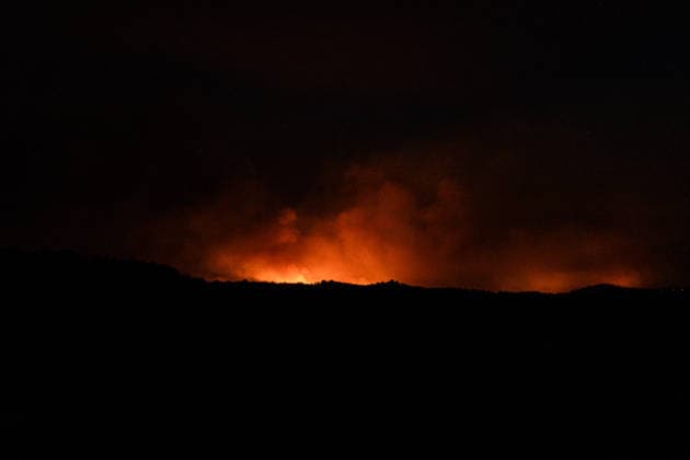 Evacuation Ordered for Cebreros, Hoyo de Pinares, and Burgohondo; Navaluenga Placed Under Lockdown Due to the Ávila Fire Nighttime view of the fire on July 24, 2026, in Navaluenga, Ávila, Castile and León, Spain. The Government Delegation has ordered the lockdown of the town of Navaluenga, as well as the partial evacuation of Cebreros and the municipalities of Hoyo de Pinares and Burgohondo, due to the spread of the wildfire that originated in the municipality of Burgohondo. Specifically, in Cebreros, it has been determined that the town center will be placed under lockdown, along with the evacuation of homes in the front line. Meanwhile, the evacuation of affected residents of Hoyo de Pinares has been routed toward Ávila via Navalperal, w  Copyright: xCarlosxLujanx 7686296