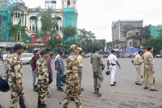 Kolkata Students Protest Pradhan Security personnel and police officers gather near a city intersection in Kolkata, India, on July 24, 2026. The rally, titled All Cockroaches of Bengal, marched from Sealdah to Dharmatala to protest against Union Education Minister Dharmendra Pradhan and alleged police violence in Delhi, with students from several organizations taking part. Kolkata West Bengal India Copyright: xAmitxGhoshx