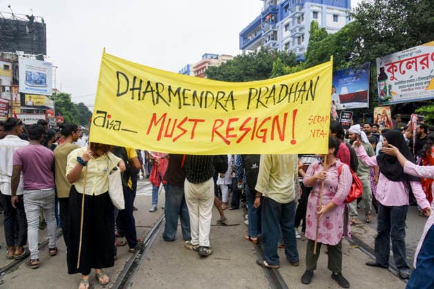 Kolkata Rally Supports CJP Protest Demonstrators carry a yellow banner calling for Education Minister Dharmendra Pradhan to resign in Kolkata, India, on July 24, 2026. The rally was held in solidarity with the Cockroach Janta Party s ongoing protest at New Delhi s Jantar Mantar demanding the resignation of Education Minister Dharmendra Pradhan over alleged NEET examination irregularities, as leaders of the youth-led movement held a second round of talks with government officials after Prime Minister Narendra Modi pledged legal reforms and swift punishment for those involved in exam paper leaks. Kolkata West Bengal India Copyright: xDebajyotixChakrabortyx