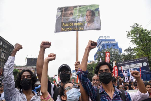 Kolkata Rally Supports CJP Protest Masked demonstrators raise their fists beneath a placard bearing portraits and protest text in Kolkata, India, on July 24, 2026. The rally was held in solidarity with the Cockroach Janta Party s ongoing protest at New Delhi s Jantar Mantar demanding the resignation of Education Minister Dharmendra Pradhan over alleged NEET examination irregularities, as leaders of the youth-led movement held a second round of talks with government officials after Prime Minister Narendra Modi pledged legal reforms and swift punishment for those involved in exam paper leaks. Kolkata West Bengal India Copyright: xDebajyotixChakrabortyx
