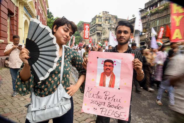 Kolkata Rally Supports CJP Protest A demonstrator holds a folding fan beside a man carrying a portrait placard in Kolkata, India, on July 24, 2026. The rally was held in solidarity with the Cockroach Janta Party s ongoing protest at New Delhi s Jantar Mantar demanding the resignation of Education Minister Dharmendra Pradhan over alleged NEET examination irregularities, as leaders of the youth-led movement held a second round of talks with government officials after Prime Minister Narendra Modi pledged legal reforms and swift punishment for those involved in exam paper leaks. Kolkata West Bengal India Copyright: xDebajyotixChakrabortyx
