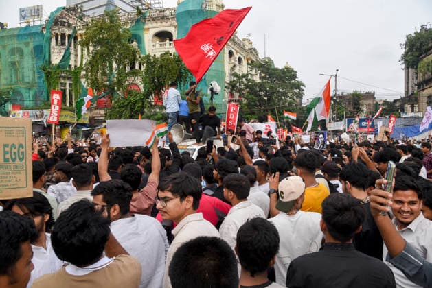 Kolkata Rally Supports CJP Protest A dense crowd surrounds an elevated demonstrator waving a red organization flag in Kolkata, India, on July 24, 2026. The rally was held in solidarity with the Cockroach Janta Party s ongoing protest at New Delhi s Jantar Mantar demanding the resignation of Education Minister Dharmendra Pradhan over alleged NEET examination irregularities, as leaders of the youth-led movement held a second round of talks with government officials after Prime Minister Narendra Modi pledged legal reforms and swift punishment for those involved in exam paper leaks. Kolkata West Bengal India Copyright: xDebajyotixChakrabortyx