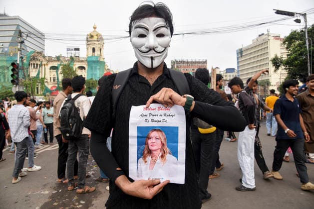 Kolkata Rally Supports CJP Protest A demonstrator wearing a Guy Fawkes mask holds a printed portrait during the rally in Kolkata, India, on July 24, 2026. The rally was held in solidarity with the Cockroach Janta Party s ongoing protest at New Delhi s Jantar Mantar demanding the resignation of Education Minister Dharmendra Pradhan over alleged NEET examination irregularities, as leaders of the youth-led movement held a second round of talks with government officials after Prime Minister Narendra Modi pledged legal reforms and swift punishment for those involved in exam paper leaks. Kolkata West Bengal India Copyright: xDebajyotixChakrabortyx