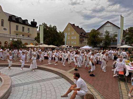 16.07.2026, Weisse Nacht Bad Wörishofen in der gesamten Fussgängerzone. Line-Dance 16.07.2026, Weisse Nacht Bad Wörishofen 16.07.2026, Weisse Nacht Bad Wörishofen *** July 16, 2026, White Night in Bad Wörishofen—line dancing throughout the pedestrian zone July 16, 2026, White Night in Bad Wörishofen July 16, 2026, White Night in Bad Wörishofen