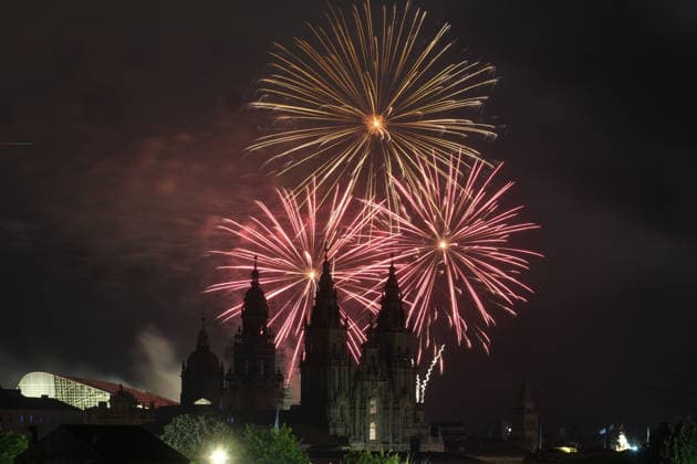 Fireworks of the Apostle for Galicia Day in Santiago de Compostela Fireworks during the Fireworks of the Apostle for Galicia Day show on July 24, 2026, in Santiago de Compostela, A Coruna, Galicia, Spain. The Fireworks of the Apostle in Santiago de Compostela is a spectacular fireworks display held on the night of July 24 in honor of St. James the Apostle, patron saint of Galicia and Spain. This event marks the start of the Feast of the Apostle and consists of an impressive fireworks display synchronized with music and audiovisual projections. JULY 25, 2026 FIREWORKS SHOW SAINT JAMES THE APOSTLE GALICIA CATHEDRAL GALICIA DAY Santiago de Compostela, A Coruna Santiago de Compostela, A Coruna Spain  Copyright: xCÃ sarxArxinax 7686493