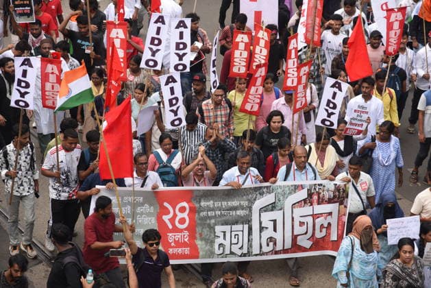 India: Student activists participate in a demonstration in solidarity with the Cockroach Janta Party Student activists participate in a demonstration in solidarity with the Cockroach Janta Party (CJP) protest at Jantar Mantar in New Delhi, demanding the resignation of India s Education Minister Dharmendra Pradhan over alleged exam paper leaks. India-Protest Kolkata West Bengal India Copyright: DebajyotixChakraborty